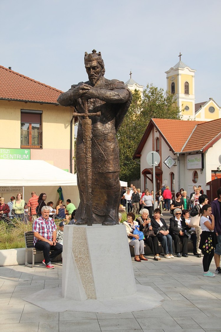 Dunakeszi 4. Béla király szobor
